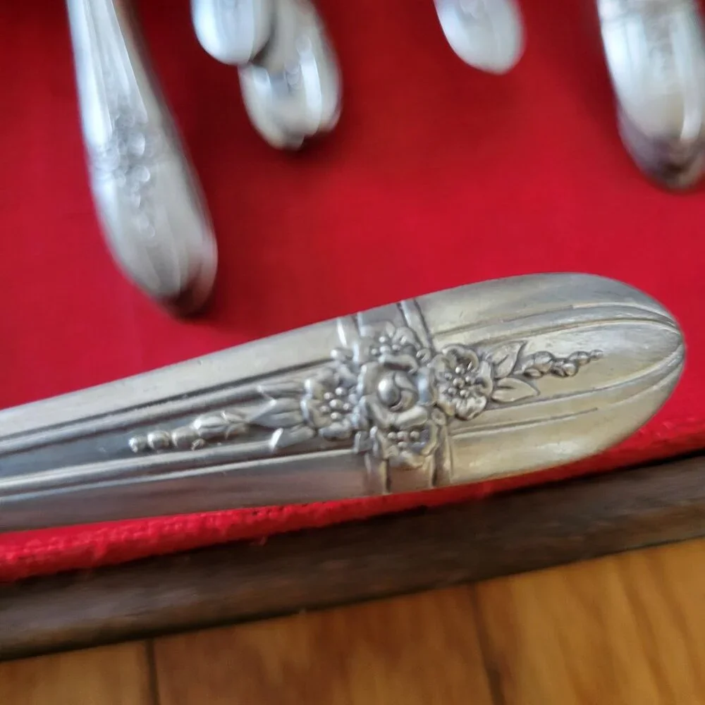 WM Rogers Stainless Steel 6 Place Setting‎ 26 Piece Wood Serving Box Flatware